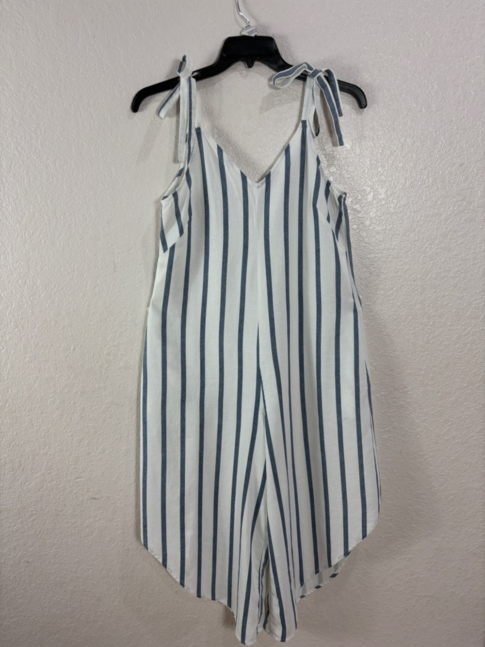 VINCE CAMUTO,size S,Sleeveless Striped Tie-Shoulder Jumpsuit - Blue & White
